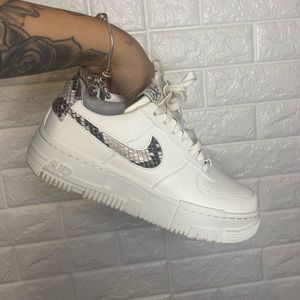 Nike Wmns Air Force 1 Pixel SE “Sail Snake”